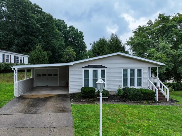 130 Rock Lake Dr, Zelienople, PA 16063