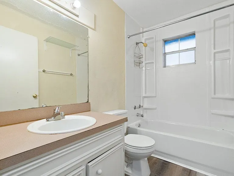 1304 Delano St #A — Photo 11