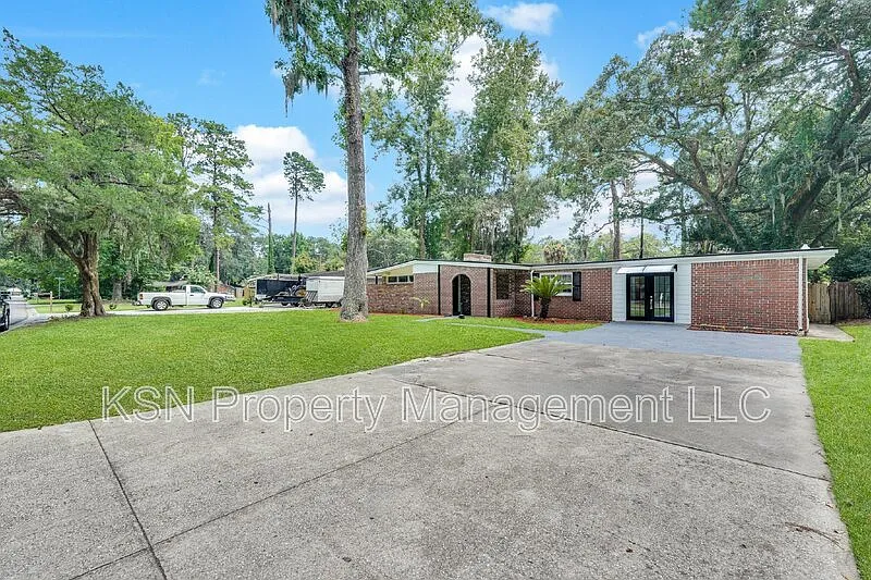 4 bed, 3.0 bath, 2295 sqft, $2,600 — Photo 1