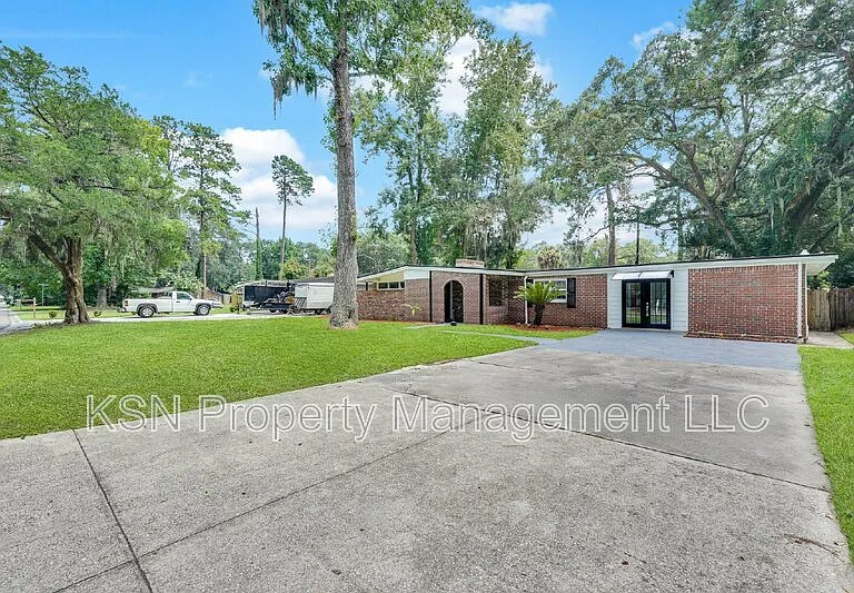 117 Windsor Rd — Photo 1