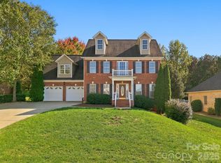 5045 Old River Dr, Hickory, NC 28602