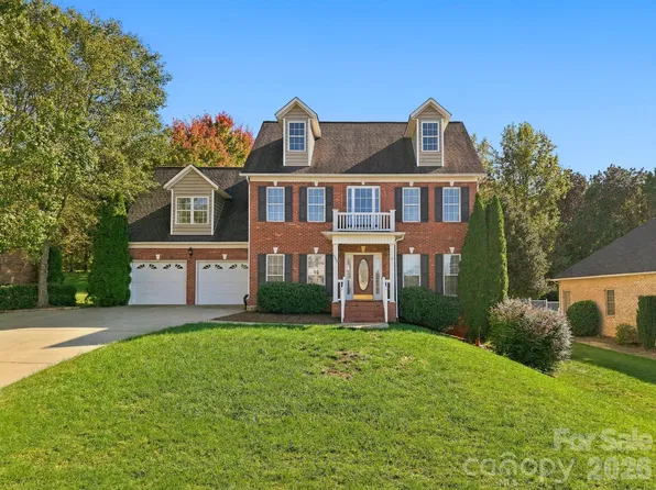 5045 Old River Dr, Hickory, NC 28602