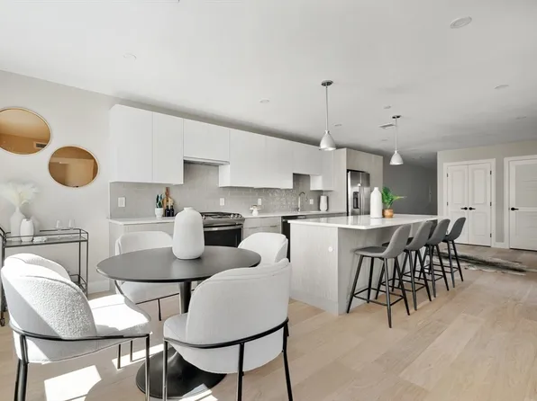 5205 Washington St #202, West Roxbury, MA 02132