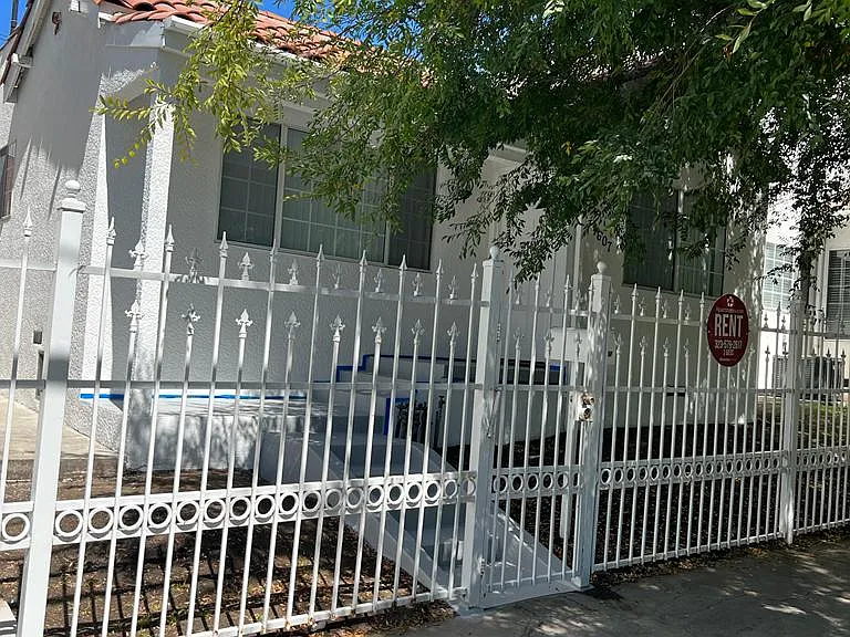 1607 N Wilton Pl — Photo 8