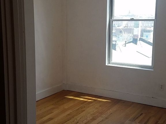 4th image of 322 Bond St #G4