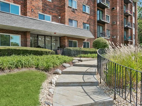 4711 Saint Joseph Creek Rd APT 2G, Lisle, IL 60532