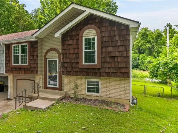 5924 NW Creekview Dr, Parkville, MO 64152