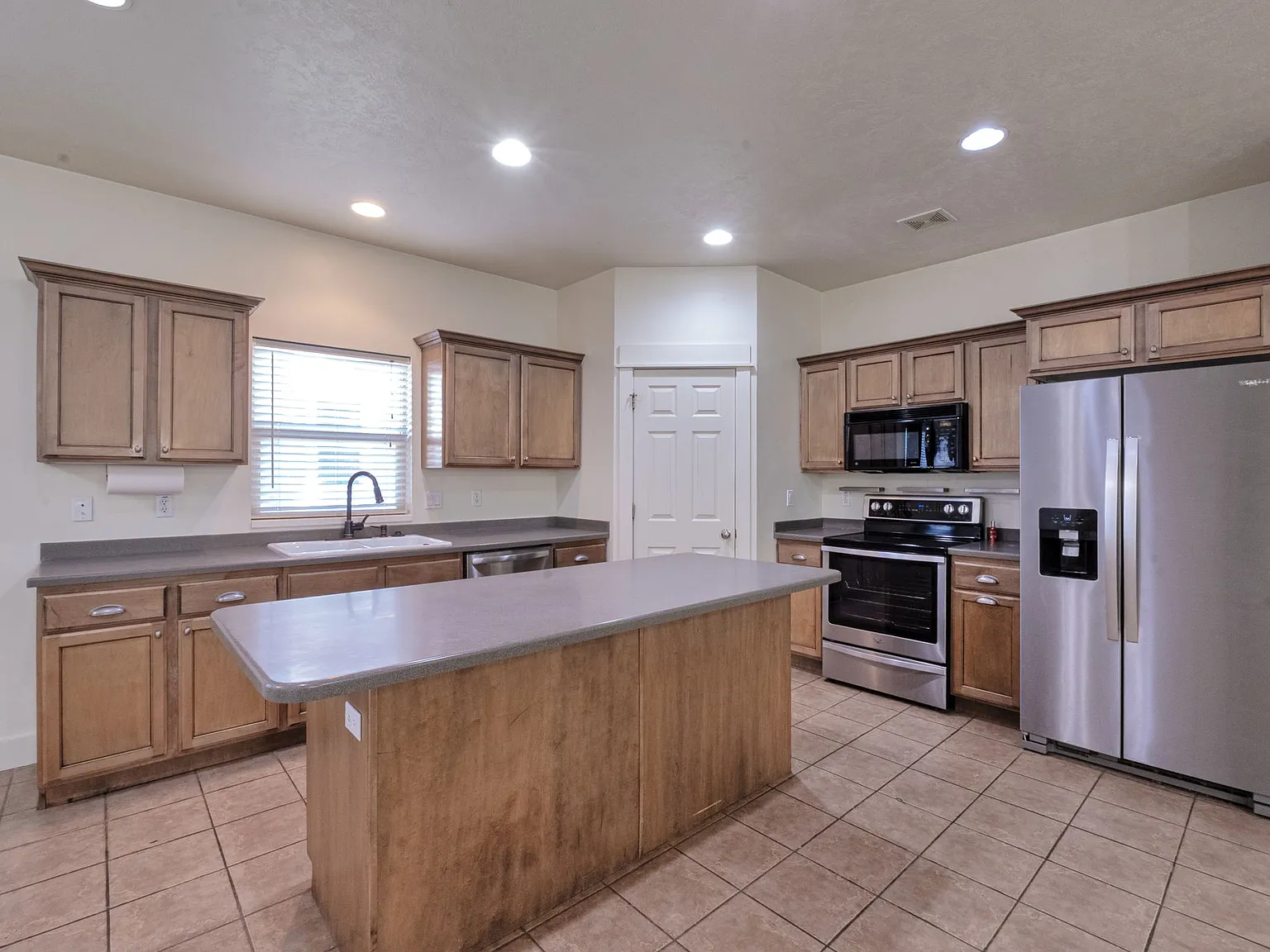 4 bed, 3385 sqft, $2,800 — Photo 3