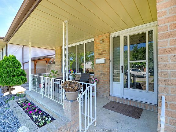 4th image of 1651 Courtland Cres