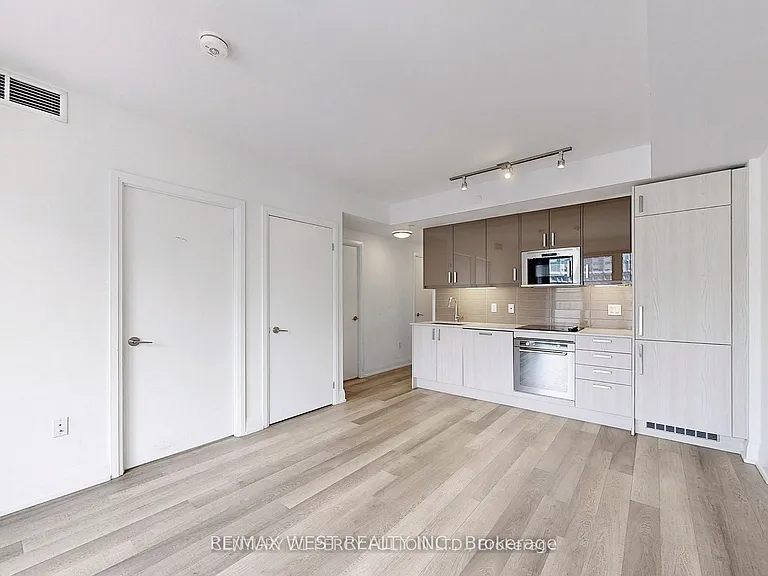77 Mutual St #708 — Photo 9