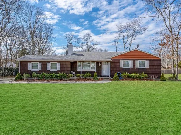 168 W Tiana Rd, Hampton Bays, NY 11946