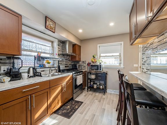 4th image of 1627 Howard Ave