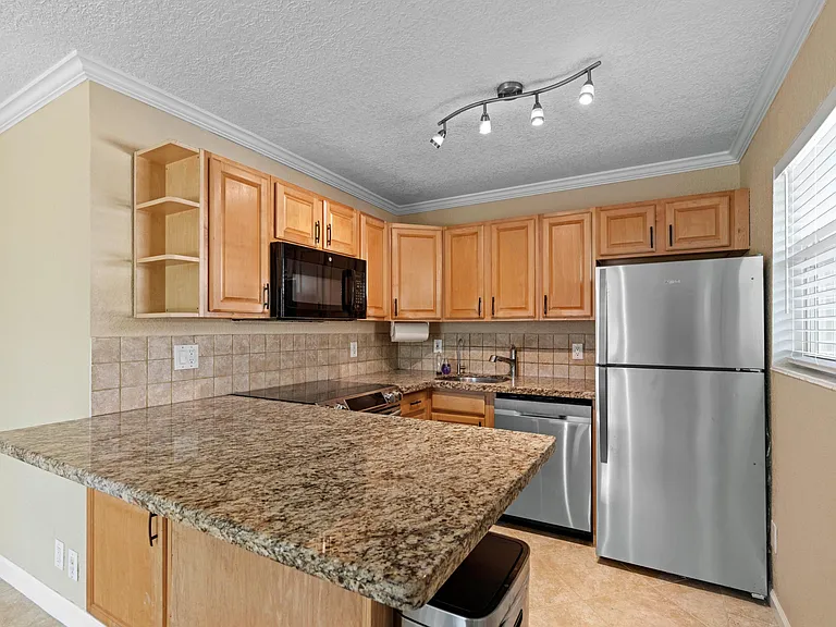 309 NE 16th St #4 — Photo 7