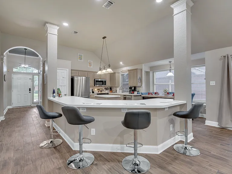 10804 Pineview Ln — Photo 5