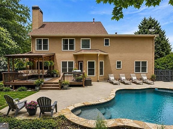 2nd image of 860 Valley Dr