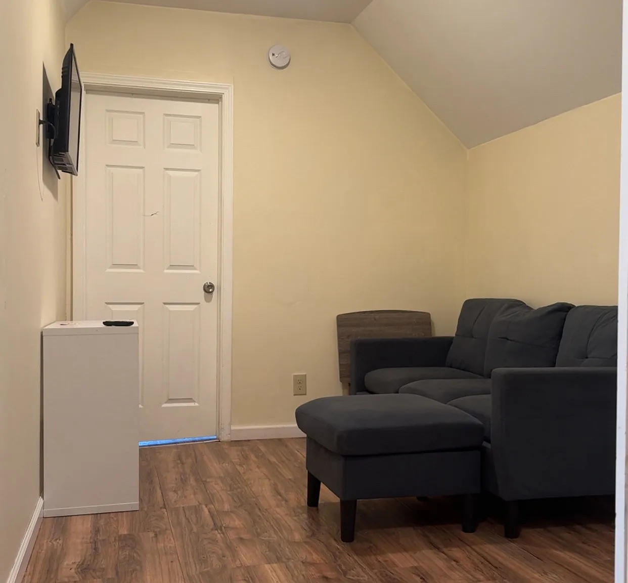 2 bed, 700 sqft, $800 — Photo 2