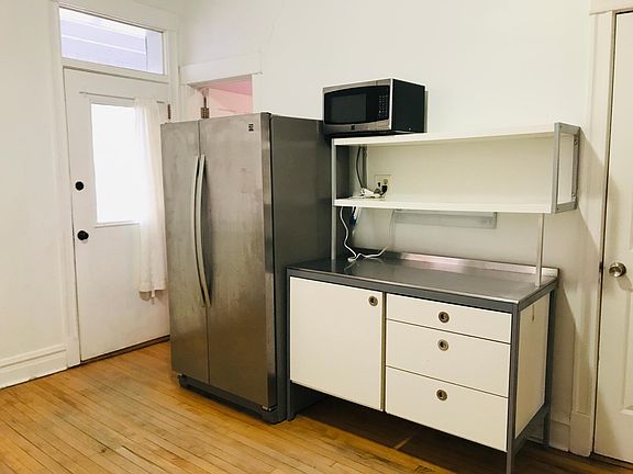 3rd image of 832 N Maplewood Ave #1