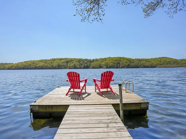 1085 Barrett Circle W, Carmel, NY 10512