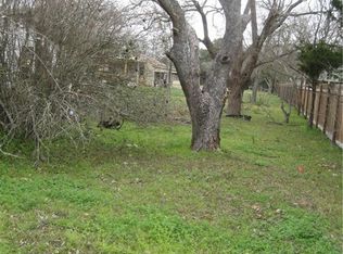 1007 5th St, Lockhart, TX 78644