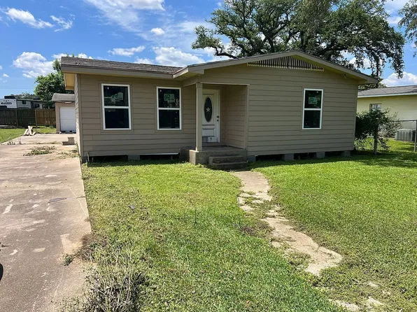 611 Whitten St, Clute, TX 77531