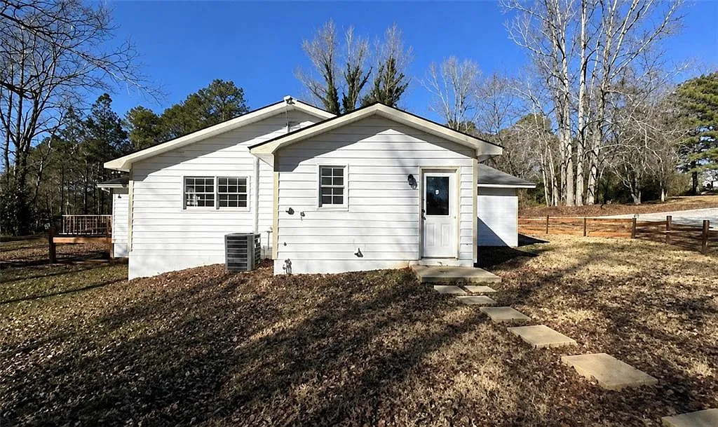 4 bed, 2.0 bath, 1744 sqft, $2,200 — Photo 2
