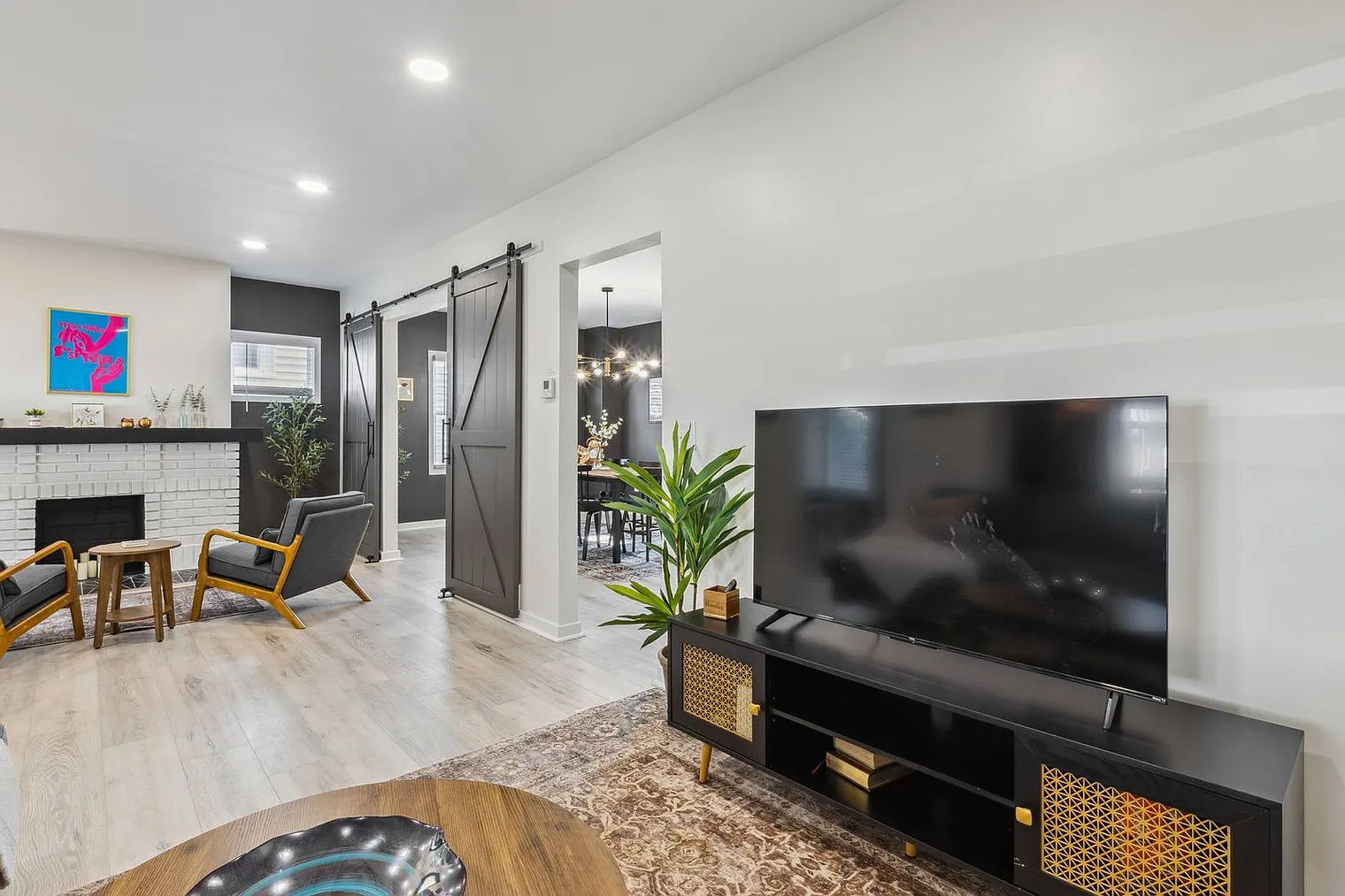 3 bed, 1.0 bath, 2712 sqft, $3,960 — Photo 3