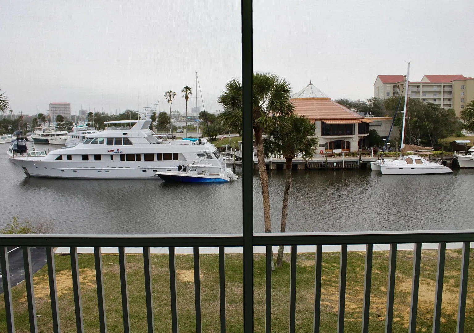 Beautiful 2/2 Riverfront Condo — Photo 2