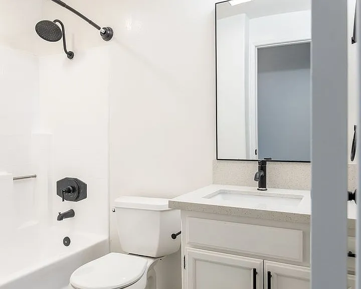 520 N Hollywood Way — Photo 18