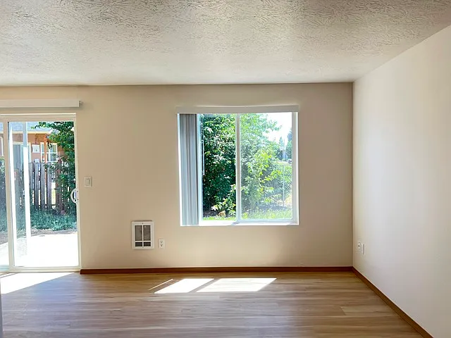 3 bed, 1.5 bath, 1050 sqft, $1,650 — Photo 2