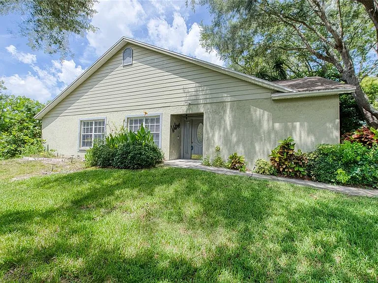 2390 Bentley Dr — Photo 36
