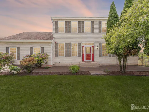 6 Garretson Dr, Franklin Park, NJ 08823