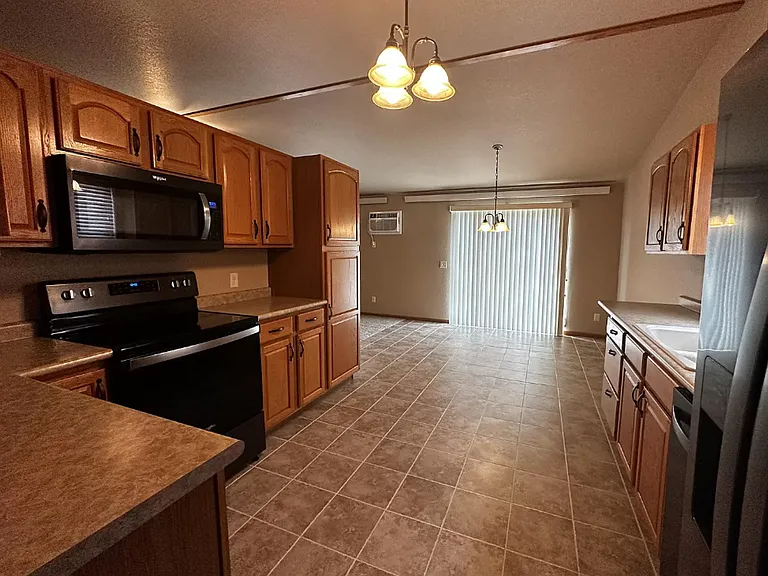 405 Sapphire Ln — Photo 2