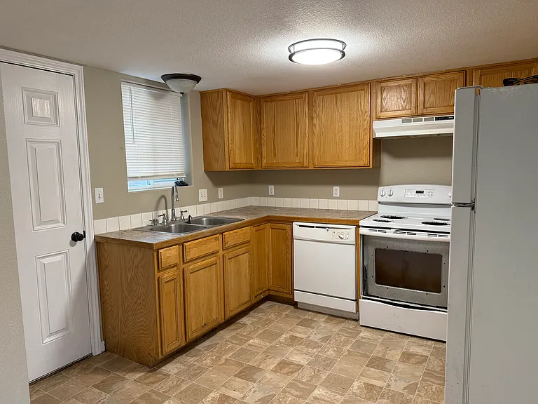 418 Cribbon Ave — Photo 4