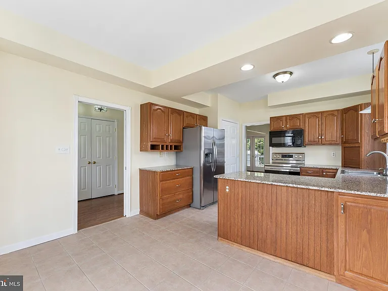 402 Linden Ave — Photo 12