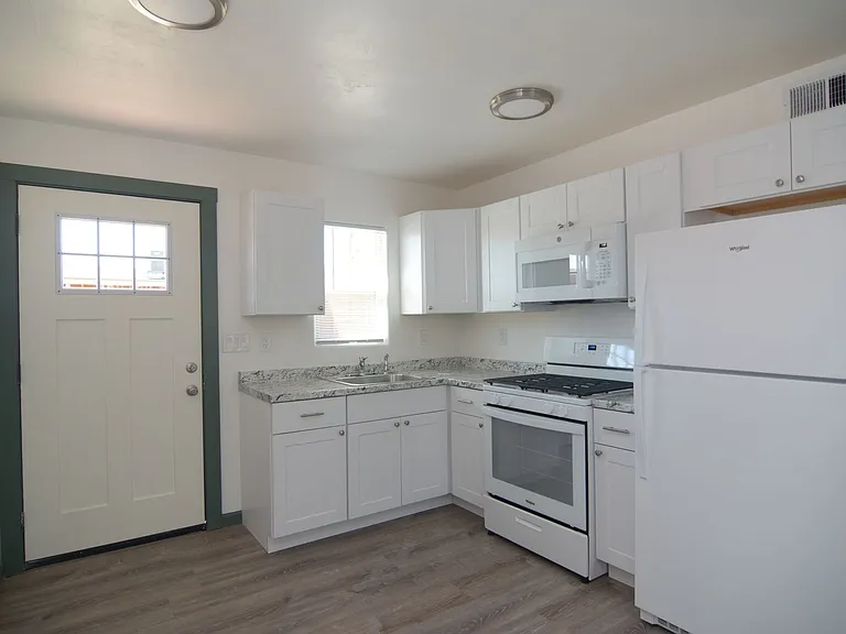 2552 E Silver St — Photo 5