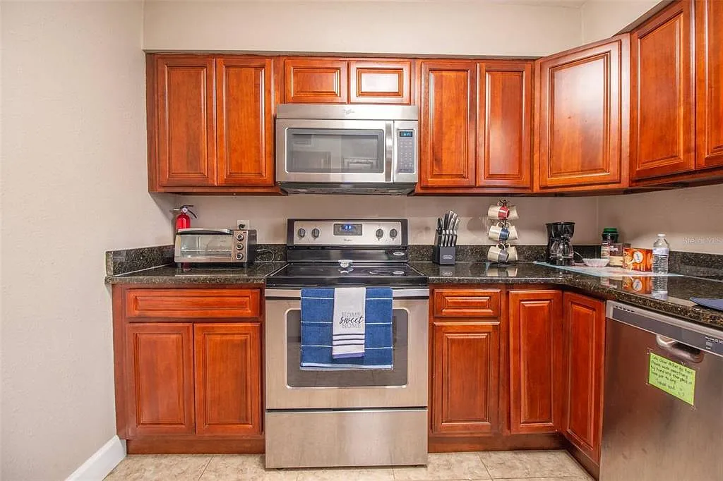6 bed, 4.0 bath, 2020 sqft, $5,400 — Photo 4