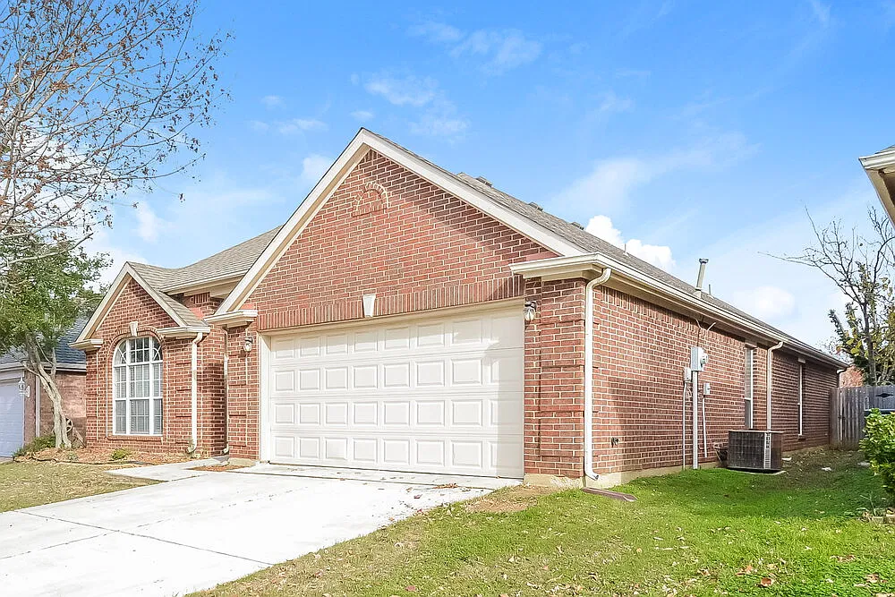 3 bed, 2.0 bath, 1888 sqft, $2,270 — Photo 3