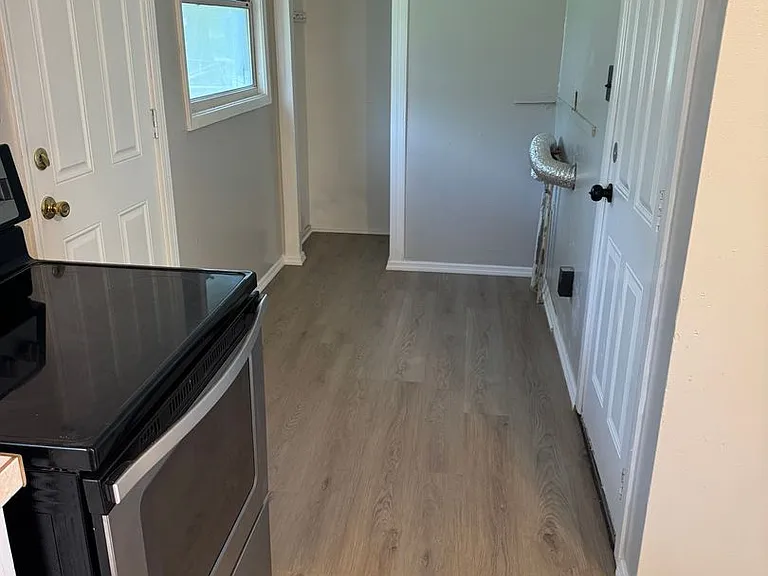 1669 S Hickory Ave — Photo 5