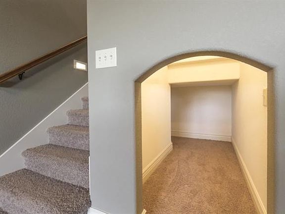 4th image of 2401 Bellerive Cir