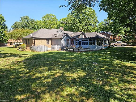 3rd image of 1108 Oak Hill Dr