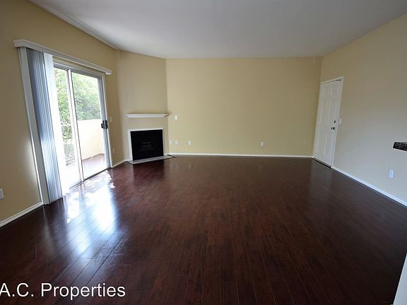 3rd image of 11434 Moorpark St Unit 105