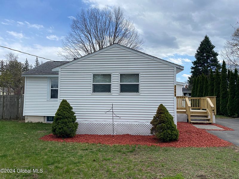 2nd image of 2058 Oaklawn Avenue