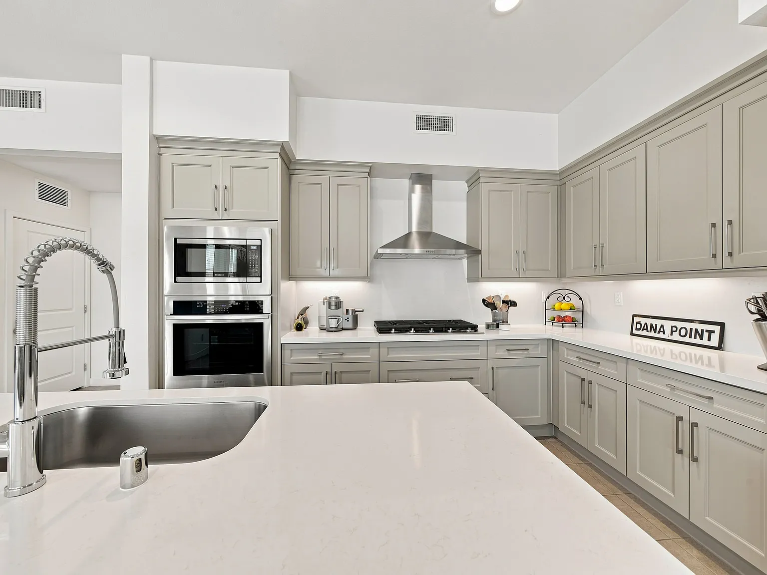 2 bed, 1469 sqft, $5,400 — Photo 2