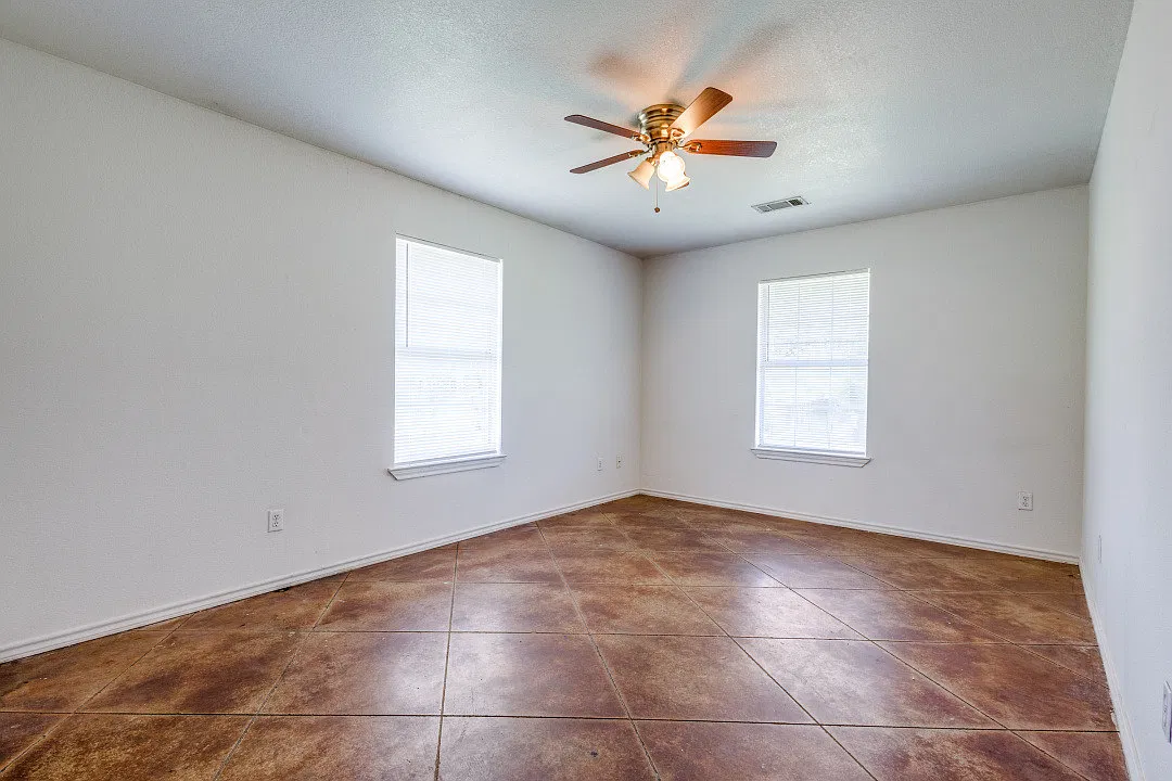 2 bed, 936 sqft, $1,350 — Photo 2