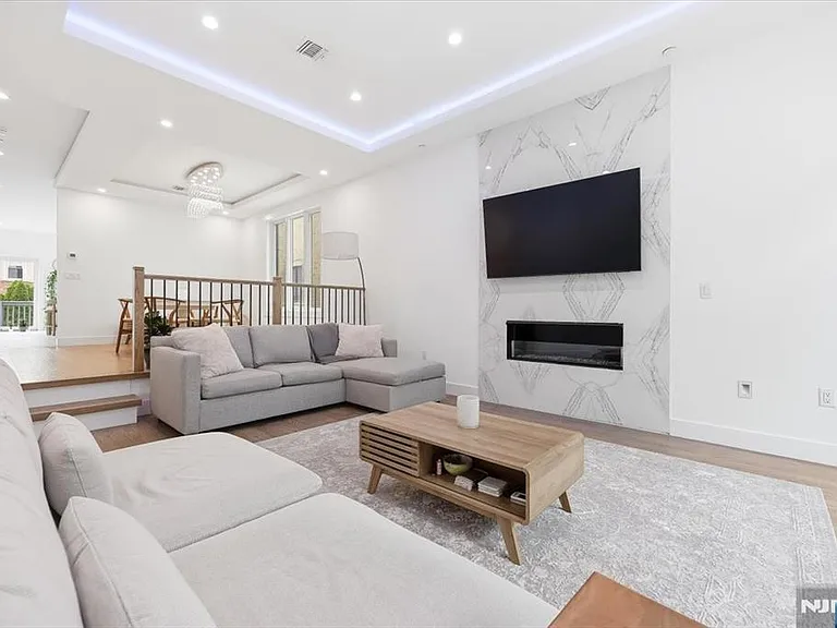 30 Lafayette Ave — Photo 4