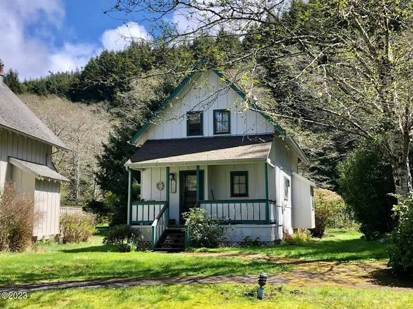 320 Combs Cir, Yachats, OR 97498