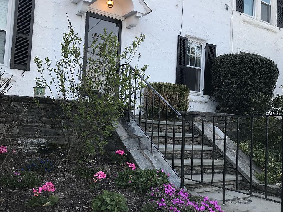 Adorable stucco row house with lots of light. Convenient to everything