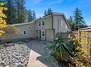 10915 Cedar Ln, North Saanich, BC V8L 5R1