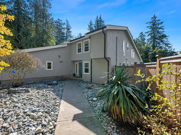10915 Cedar Ln, North Saanich, BC V8L 5R1