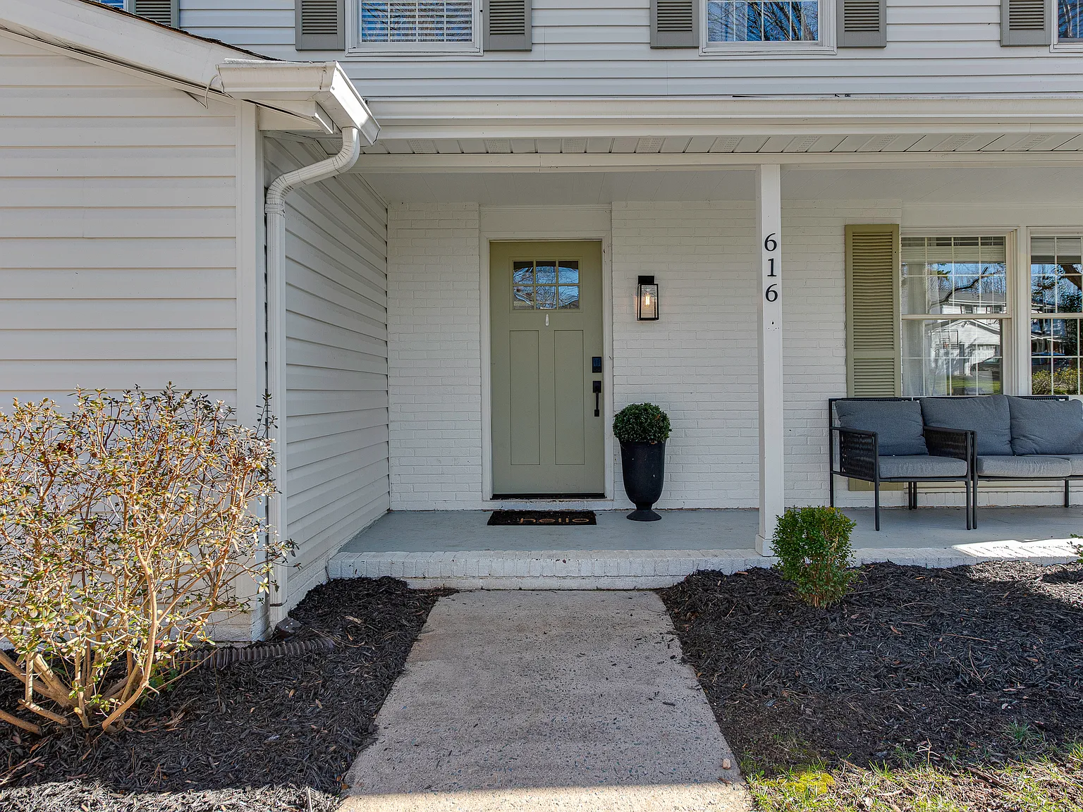 4 bed, 2.5 bath, 2082 sqft, $6,000 — Photo 2